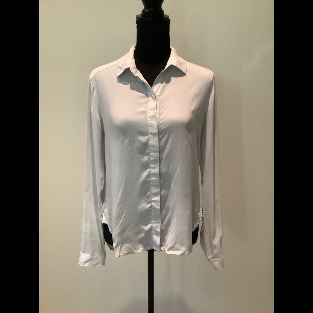 Cloth & stone beautiful button down shirt for woman it’s in perfect condition.